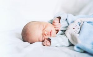 Lee más sobre el artículo CUANTO TIEMPO DEBE DORMIR MI BEBÉ